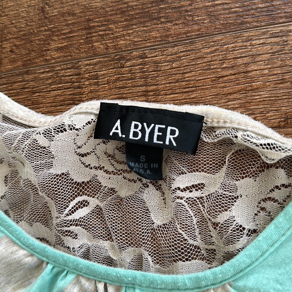 ✨ 5 for $25 ✨ A. Byer Short Sleeve Dolman Top with Lace Detailing on Back Sz S - Picture 2 of 6